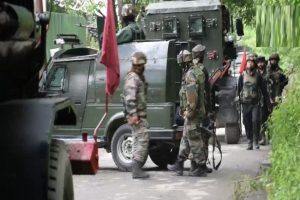 जम्मू कश्मीर : त्राल में आतंकियों और सुरक्षाबलों में मुठभेड़, एक आतंकी ढेर
