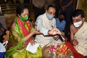 गुजरात : अंबाजी मंदिर में CM रुपाणी ने की पूजा, मानव जीवन को कोरोना संकट से उबारने के लिए की प्रार्थना