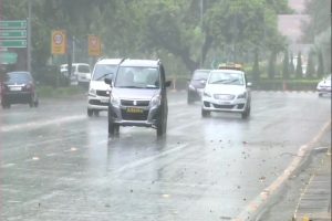 दिल्ली-एनसीआर में मौसम हुआ सुहावना, कई इलाकों में हुई बारिश
