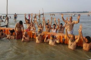 प्रयागराज : गंगा दशहरा पर साधु-संतों ने संगम में लगाई आस्था की डुबकी