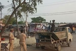 शर्मनाक : उत्तर प्रदेश में सड़क पर अधेड़ ने तोड़ा दम, कचरा गाड़ी में शव को डालकर ले गए पुलिसकर्मी