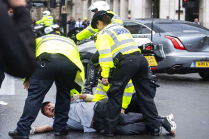 दुर्घटनाग्रस्त होने से बाल-बाल बचे ब्रिटिश PM बोरिस जॉनसन, प्रदर्शनकारी ने काफिले की तरफ लगा दी थी दौड़