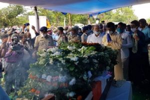 तिरंगे में लिपटा शहीद जवान राजेश ओरंग का पार्थिव शरीर बंगाल पहुंचा