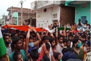 बिहार : शहीद सुनील कुमार की अंतिम यात्रा में उमड़े लोग, दी अश्रुपूर्ण विदाई