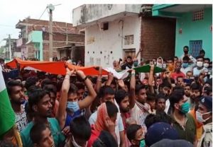बिहार : शहीद सुनील कुमार की अंतिम यात्रा में उमड़े लोग, दी अश्रुपूर्ण विदाई