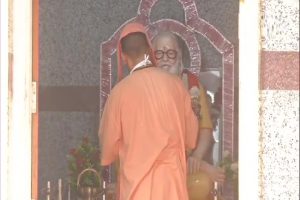 अनलॉक के दूसरे चरण में मंदिरों के खुले कपाट, गोरखपुर में CM योगी ने की पूजा-अर्चना