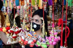 भोपाल मे पूर्णबंदी से पहले बाजारों में सामान खरीदने पहुंचने लोग, भारी भीड़