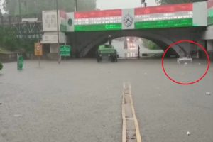 दिल्ली : प्रशासन की बड़ी लापरवाही आई सामने, भारी बारिश में डूबी टैंपो, ड्राइवर की हुई मौत