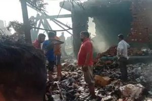 गाजियाबाद में भीषण हादसा, पेंसिल बम और कैंडल बनाने वाली फैक्ट्री में लगी आग, 8 लोगों की मौत