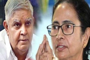 West Bengal Election: हार का डर इतना की पोलिंग बूथ के बाहर धरने पर बैठ गईं ममता बनर्जी, राज्यपाल को किया फोन