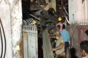 नोएडा में हुआ बड़ा हादसा, गिर गई बहुमंजिला इमारत, कई लोगों के दबे होने की आशंका