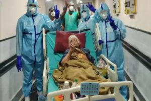 90 साल की बुजुर्ग महिला ने 24 घंटे ICU में रहने के बाद कोरोना को दी मात