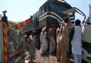 पाकिस्तान में सिख श्रद्धालुओं के साथ हुआ बड़ा हादसा, ट्रेन और बस की टक्कर में 29 की मौत