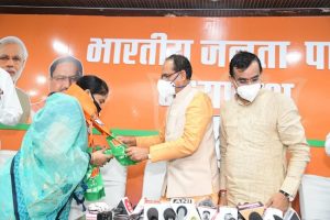 MP : कांग्रेस को बड़ा झटका, विधायक सुमित्रा देवी कास्डेकर ने दिया इस्‍तीफा, भाजपा में हुई शामिल