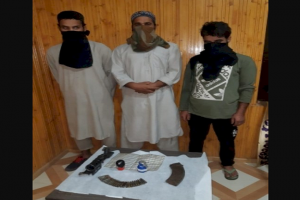 जम्मू कश्मीर : बांदीपोर में आतंकवादियों के 4 सहयोगी गिरफ्तार, हथियार बरामद