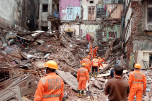मुंबई : भारी बारिश के चलते भानुशाली इमारत का एक हिस्‍सा ढहा, मलवे से निकाले गए 6 शव