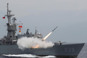 दक्षिण चीन सागर में चारों तरफ हो रही घेराबंदी को देखते हुए चीन ने किया लाइव फायर ड्रिल, जहाजों पर हमले का अभ्यास