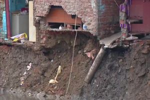 दिल्ली : बारिश बनी आफत, कच्चे मकानों को बहा ले गया नाला, यहां देखें वीडियो