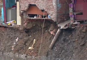 दिल्ली : बारिश बनी आफत, कच्चे मकानों को बहा ले गया नाला, यहां देखें वीडियो
