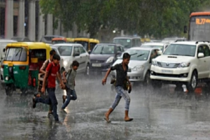 दिल्ली-NCR के लोगों को मिली गर्मी से राहत, कई इलाकों में हुई तेज बारिश