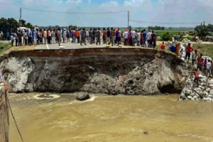 बिहार : गोपालगंज में बह गया एक और पुल, 500-600 गांवों पर छाया बाढ़ का खतरा