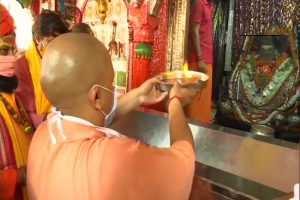 अयोध्या : भूमि पूजन की तैयारियों का जायजा लेने अयोध्या पहुंचे सीएम योगी, हनुमानगढ़ी में की पूजा