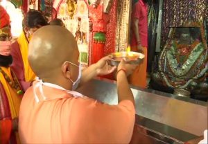 अयोध्या : भूमि पूजन की तैयारियों का जायजा लेने अयोध्या पहुंचे सीएम योगी, हनुमानगढ़ी में की पूजा