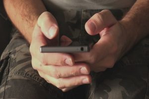 Research: माता-पिता ने कबूला-ज्यादा फोन इस्तेमाल करने से खराब हुए उनके बच्चों के साथ संबंध