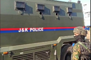 जम्मू-कश्मीर : अनंतनाग में आतंकियों और सुरक्षा बलों के बीच मुठभेड़, एक आतंकी ढेर