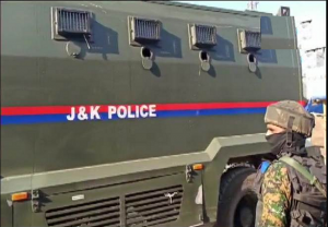 जम्मू-कश्मीर : अनंतनाग में आतंकियों और सुरक्षा बलों के बीच मुठभेड़, एक आतंकी ढेर