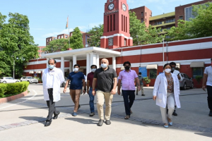 दिल्ली के उपमुख्यमंत्री पहुंचे एलएनजेपी, कोविड उपचार का किया निरीक्षण