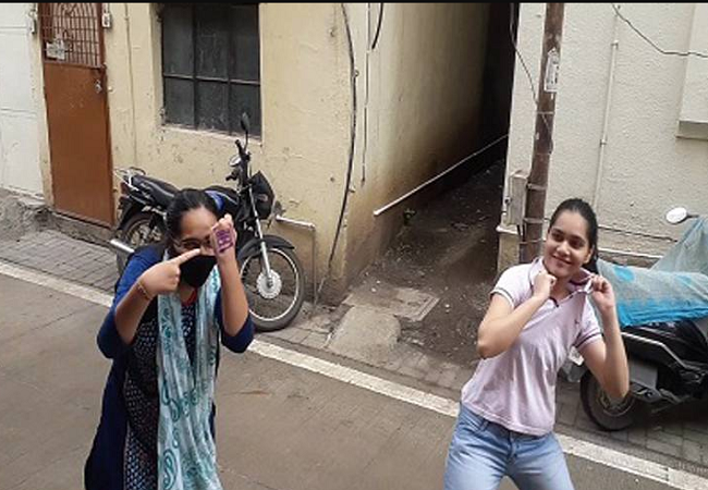 पुणे : इंजीनियरिंग छात्रा का डांस वीडियो वायरल, कोरोना संक्रमित बहन के ठीक होने की खुशी में जमकर नाची