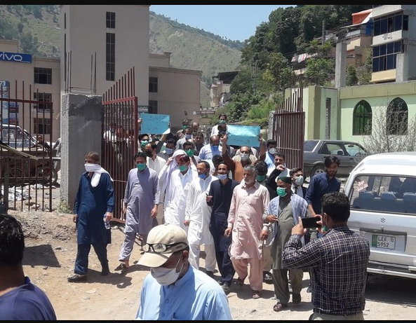 चीन-पाक के लिए बढ़ी मुसीबत, PoK में इस वजह से सड़कों पर उतरे लोग