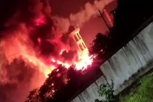 गैस लीक के बाद धमाकों से दहला विशाखापट्टनम, फार्मा कंपनी में लगी भयानक आग, सहम गए लोग