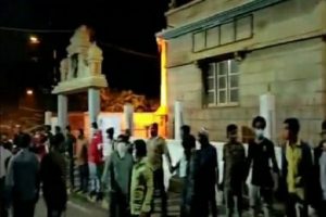 बेंगलुरु हिंसा : मंदिर को बचाने के लिए कुछ युवकों ने बनाया ह्यूमन चेन, वीडियो वायरल