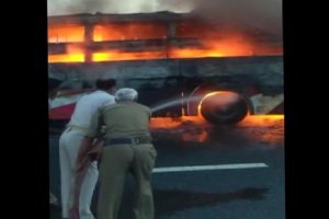 UP : फिरोजाबाद में बिहार से गुजरात जा रही डबल डेकर बस में लगी आग, 1 की मौत हो गई, 2 घायल