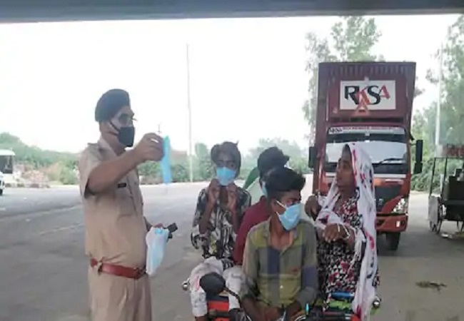 ‘गांधीगिरी’ के जरिए लोगों को जागरूक कर रही हरियाणा पुलिस, मास्क देकर बता रही कैसे करें कोरोना से बचाव
