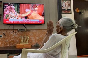 प्रधानमंत्री मोदी की मां हीराबेन ने टीवी पर देखा भूमि पूजन समारोह, सामने आई तस्वीरें