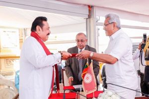महिंदा राजपक्षे ने श्रीलंका के नए प्रधानमंत्री के रूप में शपथ ली