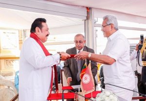महिंदा राजपक्षे ने श्रीलंका के नए प्रधानमंत्री के रूप में शपथ ली