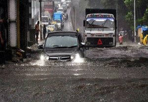आंधी और भारी बारिश से मुंबई हुई बेहाल, रेड अलर्ट जारी, उद्धव से बोले पीएम मोदी, मिलेगी मदद