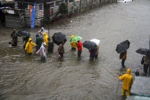 मुंबई में बारिश का कहर, शहर के कई हिस्सों में भरा पानी, सब यातायात ठप