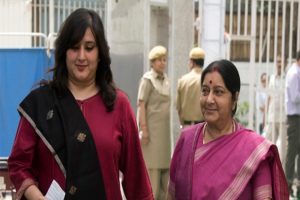 पूर्व विदेश मंत्री सुषमा स्वराज की पहली पुण्यतिथि आज, बेटी बांसुरी ने कुछ इस तरह से किया मां को याद