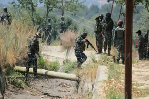 कश्मीर : सेना ने लिया शहादत का बदला, मुठभेड़ में तीसरा आतंकी भी मार गिराया