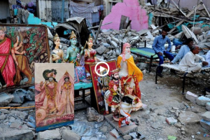 पाकिस्तान : कराची में बंटवारे के पहले का बना मंदिर तोड़ा गया, 20 हिंदुओं के मकान भी गिराए