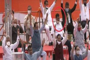 पीएम मोदी के वंदे मातरम कहने पर केजरीवाल ने सम्मान में नहीं उठाए हाथ!, वीडियो वायरल