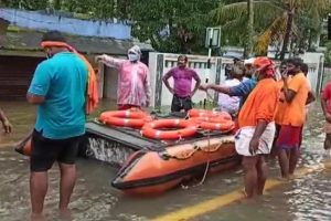 केरल में भारी बारिश से बाढ़, कई राज्यों में रेड अलर्ट, अलप्पुझा में बचाव कार्य जारी