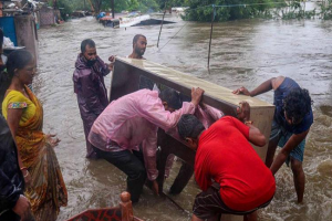 मध्य प्रदेश में भारी बारिश से बाढ़, राहत और बचाव के लिए चलानी पड़ी नाव