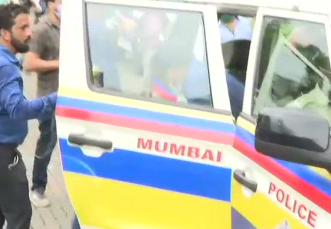 mumbai police at sushant house