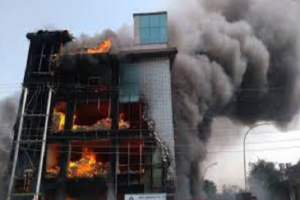 नोएडा : फैक्टरी में लगी भीषण आग, गार्ड की जलकर मौत
